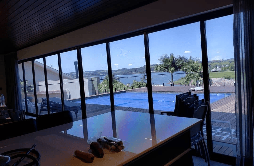 Interior com vista para piscina