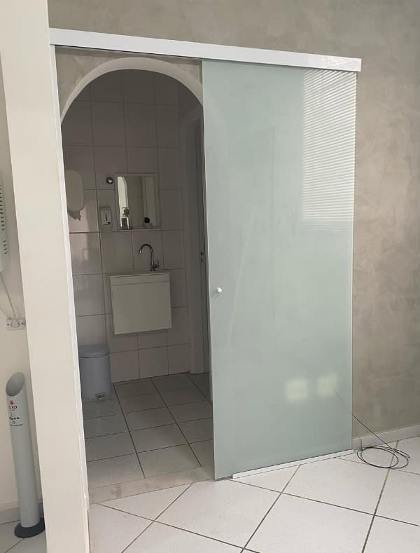 Película decorativa para porta de banheiro