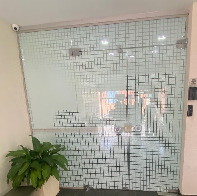 Película decorativa para entrada comercial