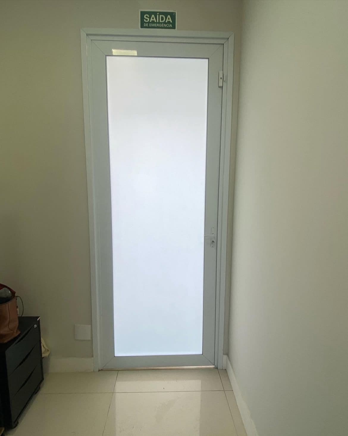 Película decorativa fosca para porta de emergência